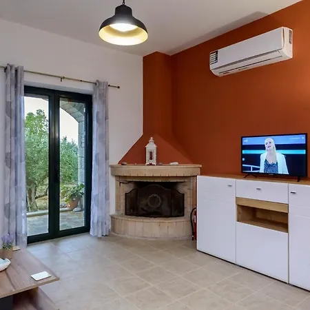 Mani's Kept Secret - Seaview Lida